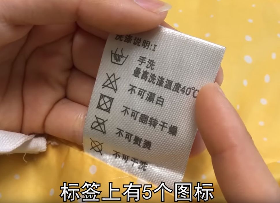 羽绒服表面发霉可以用酒精擦吗,羽绒服放衣柜里会发霉怎么回事