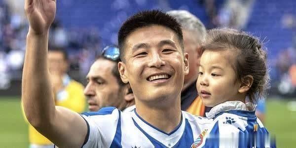 武磊绝平巴萨球迷怒吼,武磊攻破巴萨球门全场高喊武磊