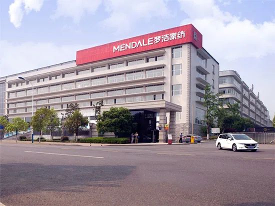 离婚3年后，湖南51岁中专学历阿姨抱走近1亿元现金