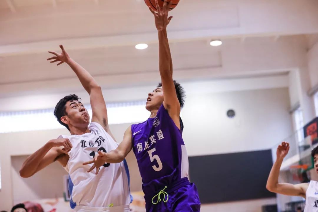 新·十六强齐亮相高中赛场惊现*力暴**隔扣丨18-19耐克高中联赛