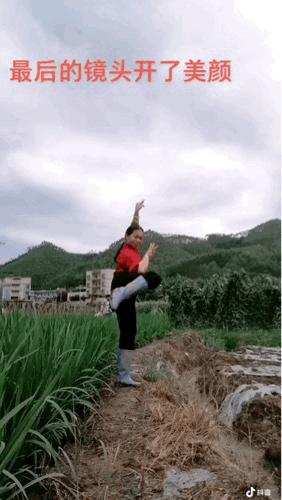 女子干完农活在田埂上跳古典舞,在家跳古典舞的女人