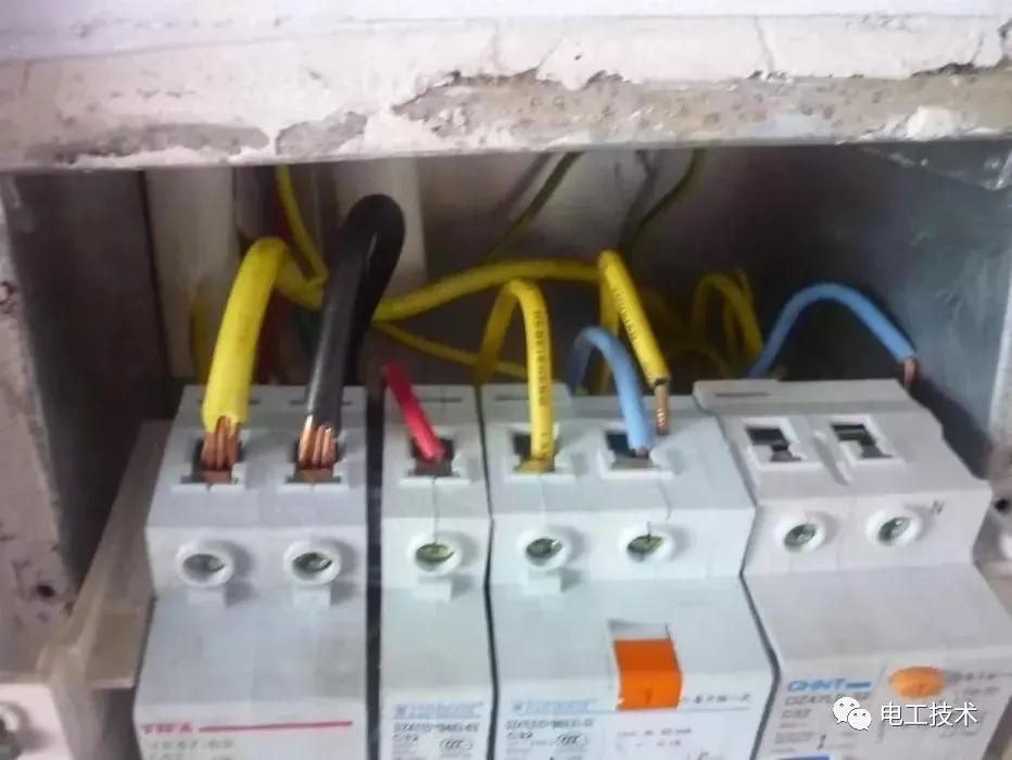 空调外机一通电就跳闸是什么情况,空调外机一启动就跳闸是怎么回事