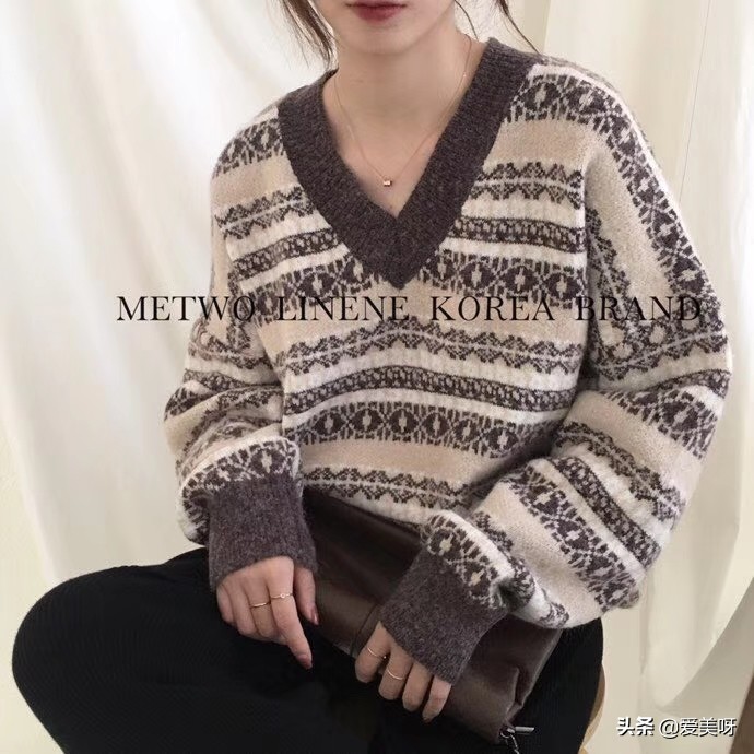 深灰色大衣搭配什么颜色毛衣好看,大衣里配什么暖和又洋气