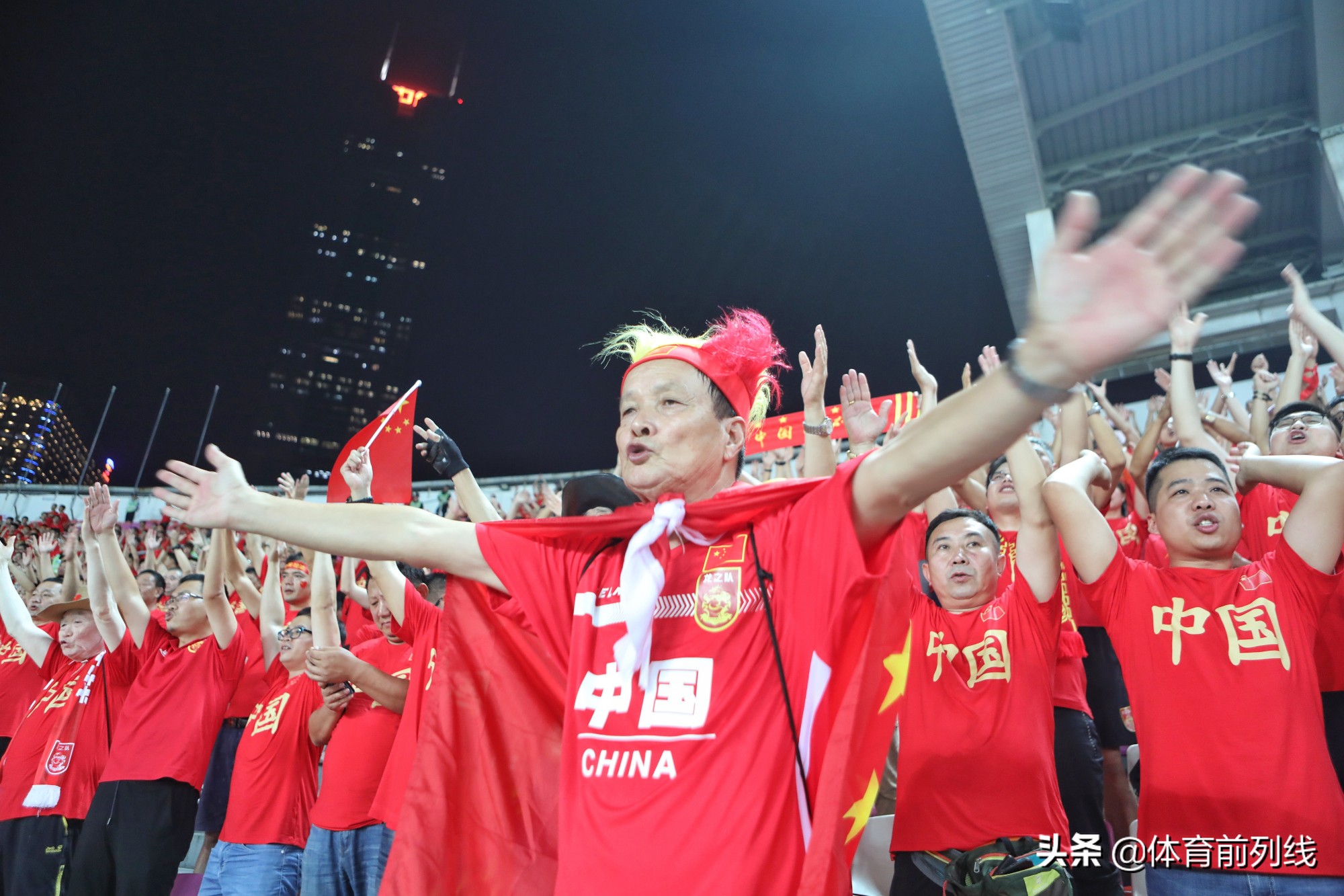 国足进世界杯全国沸腾场面,世预赛中国球迷有多疯狂