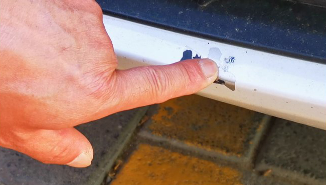 宝马保险杠剐蹭是换新的还是修复,宝马保险杠喷漆去4s店还是修理厂