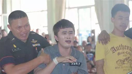 泰国抽签征兵现场美女,泰国征兵现场女生