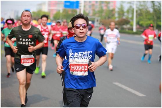 “奔跑吧，苏宁”金湖站鸣枪！苏宁蓝狮跑团再度点亮赛道