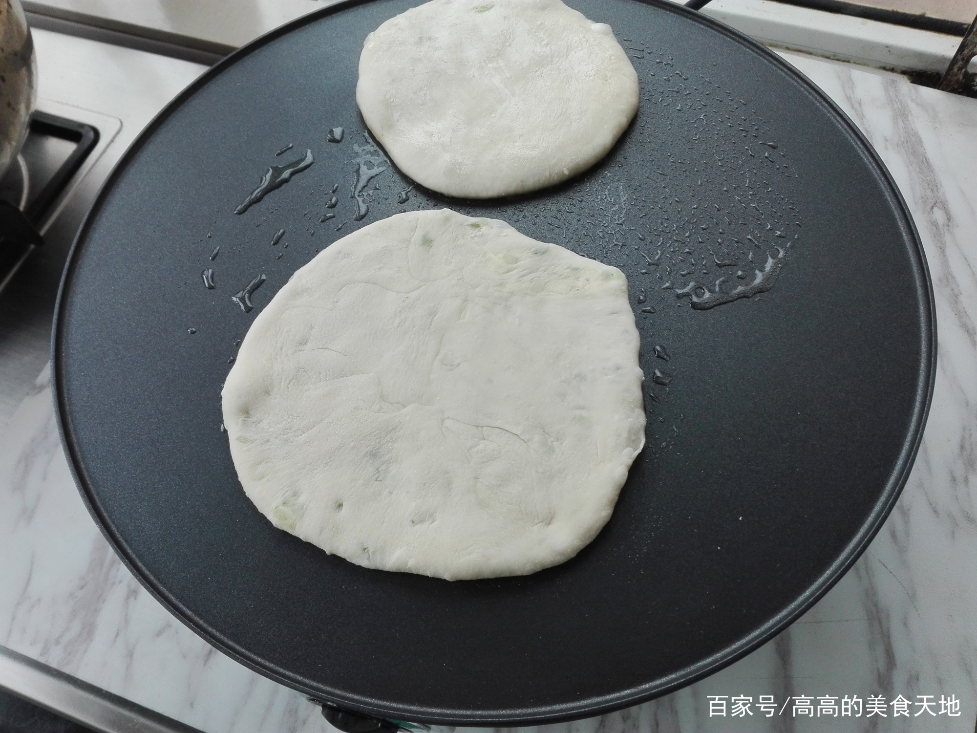 在家烙饼怎样烙得又软又好吃,在家烙发面饼硬咋回事