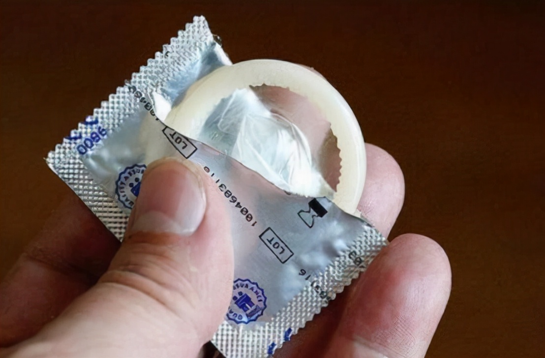 奇葩人类避孕史，*体下**塞鳄鱼粪便，贝壳做避孕套，戴黄鼠狼*丸睾**