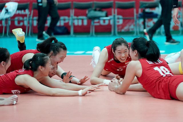 郎平告别,郎平退役队员采访痛哭