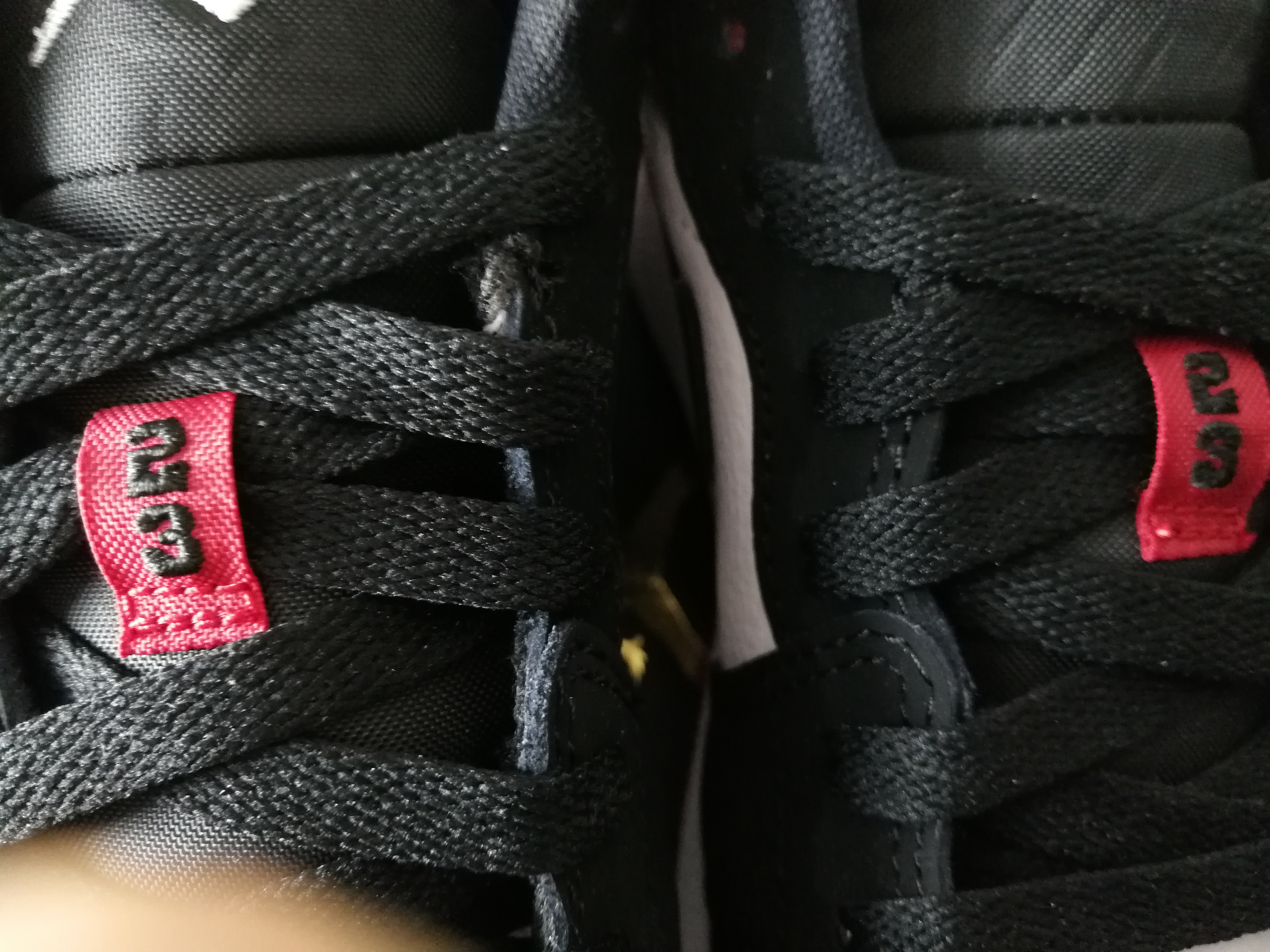 aj1黑黄脚趾低帮二手行情,aj1新款黑红脚趾值得买嘛