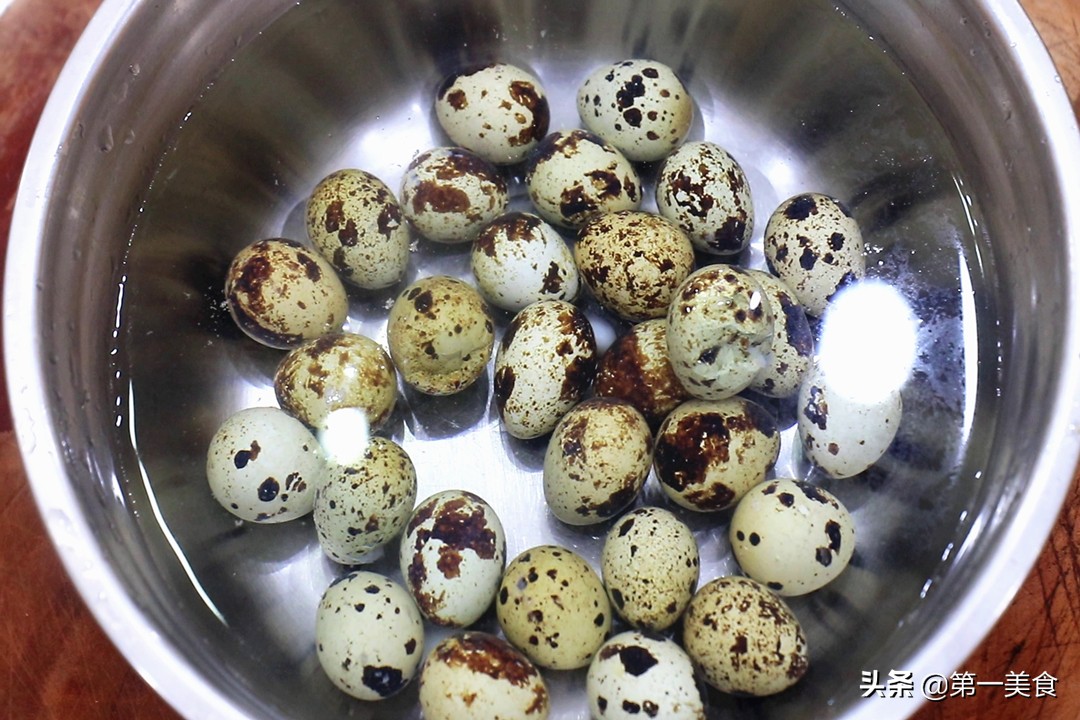 怎么剥鹌鹑蛋又快又好看,剥鹌鹑蛋的小窍门