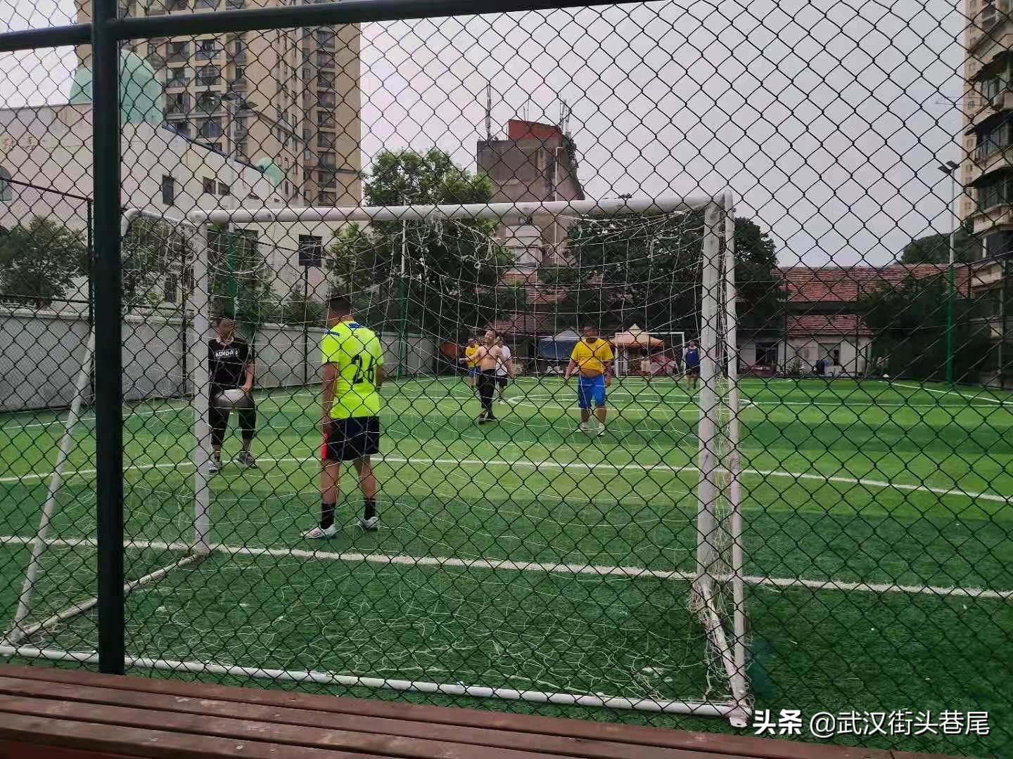 小区足球场踢球,小区足球球场