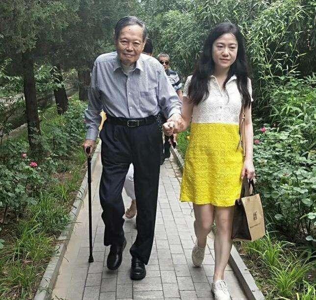 亲爸将她“推给”富豪赚钱还债，3年“爷孙恋”分手后，现状唏嘘