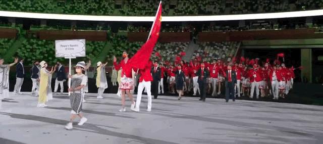 运动员上台领奖穿的是什么衣服,奥运会运动员领奖服