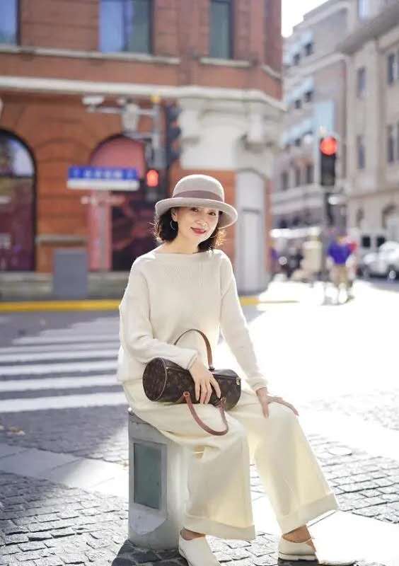 过了五十岁的女人穿搭减龄,过了40岁的女人越来越漂亮