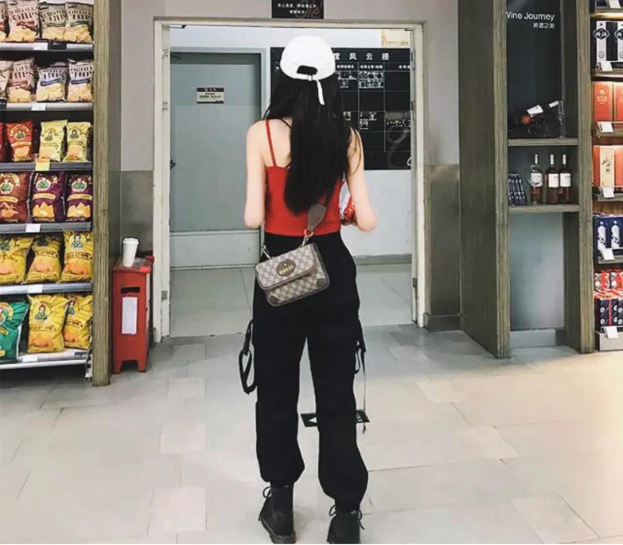 职场女人该背什么牌子包包,背各种包包的女生