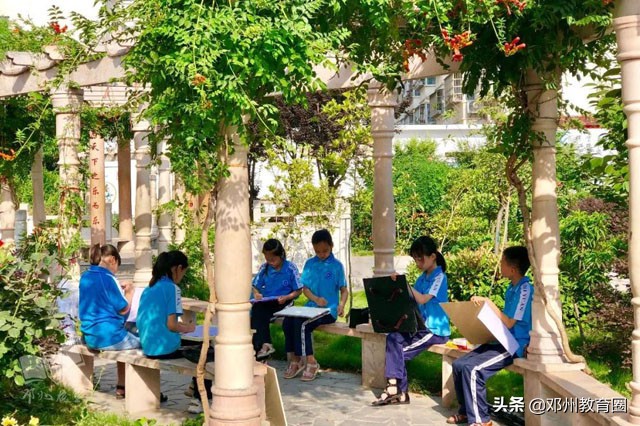 邓州市致远实验学校：桥边观鱼，竹下吟诗！真是师生进校入画来