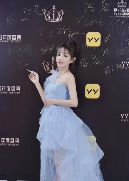 快手一姐小伊伊直播最高人气,快手网红小伊伊年龄