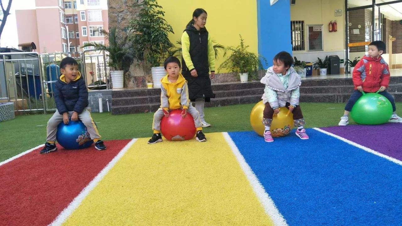 2岁不会原地踏步,2岁不会双脚跳是大脑发育不良吗