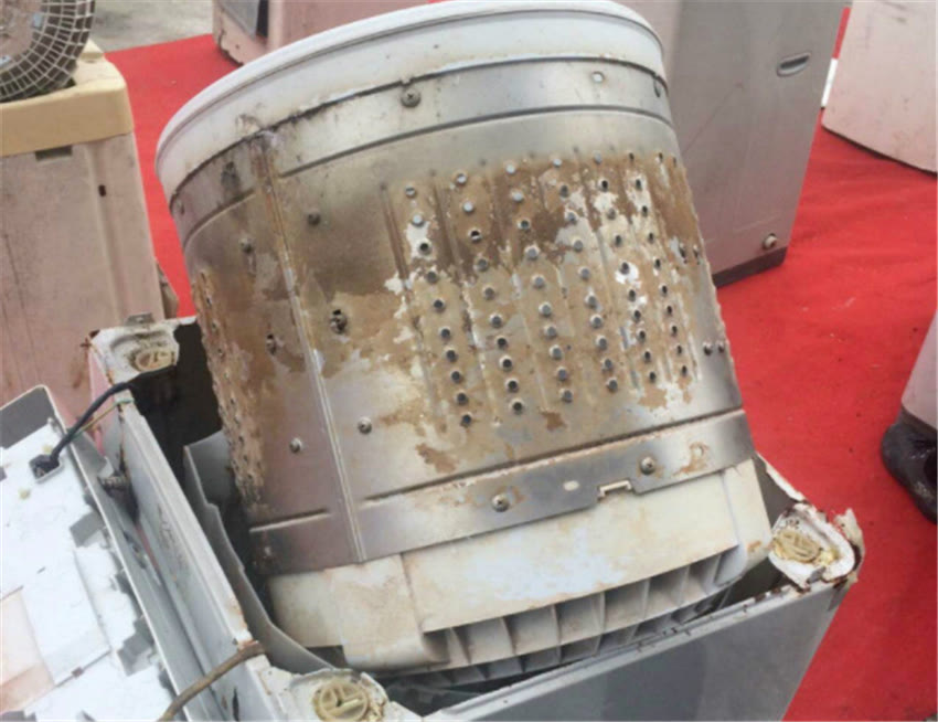 为什么洗衣机洗完衣服有油渍,洗衣机洗的衣服好多白毛怎么办