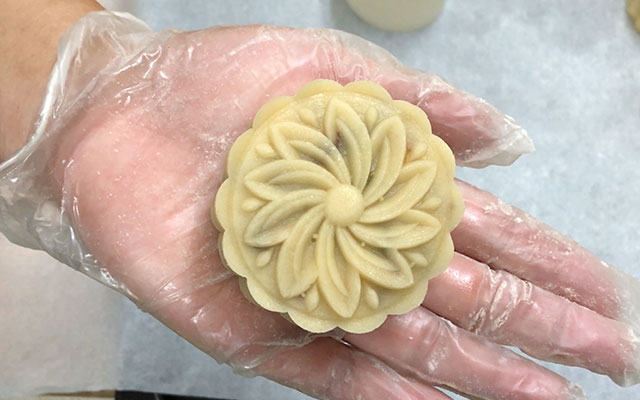 中秋节必备香酥可口五仁月饼,正宗中秋五仁月饼做法