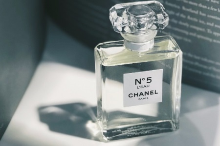 香奈儿五号香水为何经典？曾经它也被大众误解