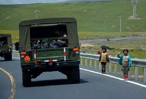 当年四岁儿童背罐头爬雪山支前！少数民族同胞在反击战*功中**不可没