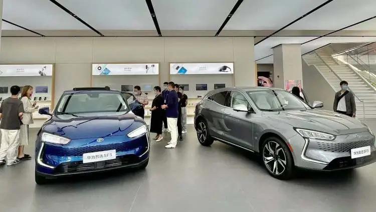 实地探访：华为卖车第一天，体验店变4S店