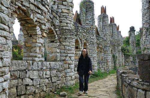 贵州大山悬崖男子隐居40年,贵州男子山林隐居20年