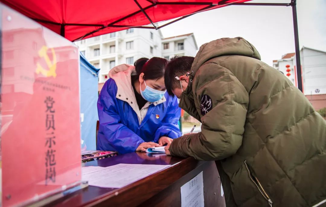 一线党旗红疫情防控,共同战疫让党旗在疫情防控一线