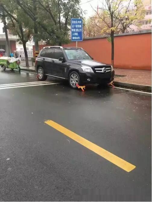 汽车轮胎被恶意锁住怎么办,轮胎被人恶意扎怎么处理