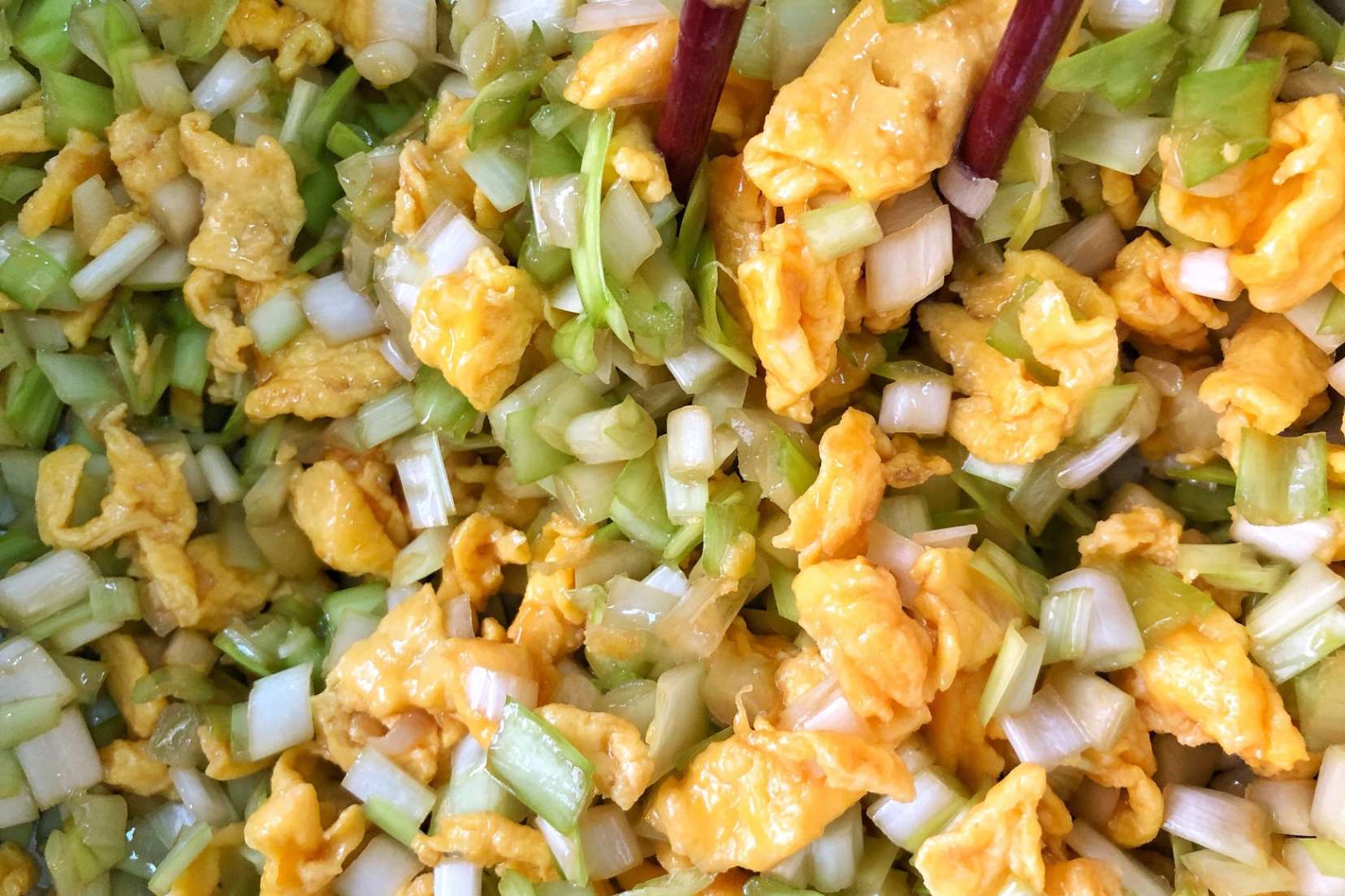 剩的饺子皮别扔这样做比春卷好吃,剩下的饺子皮怎么做才好吃