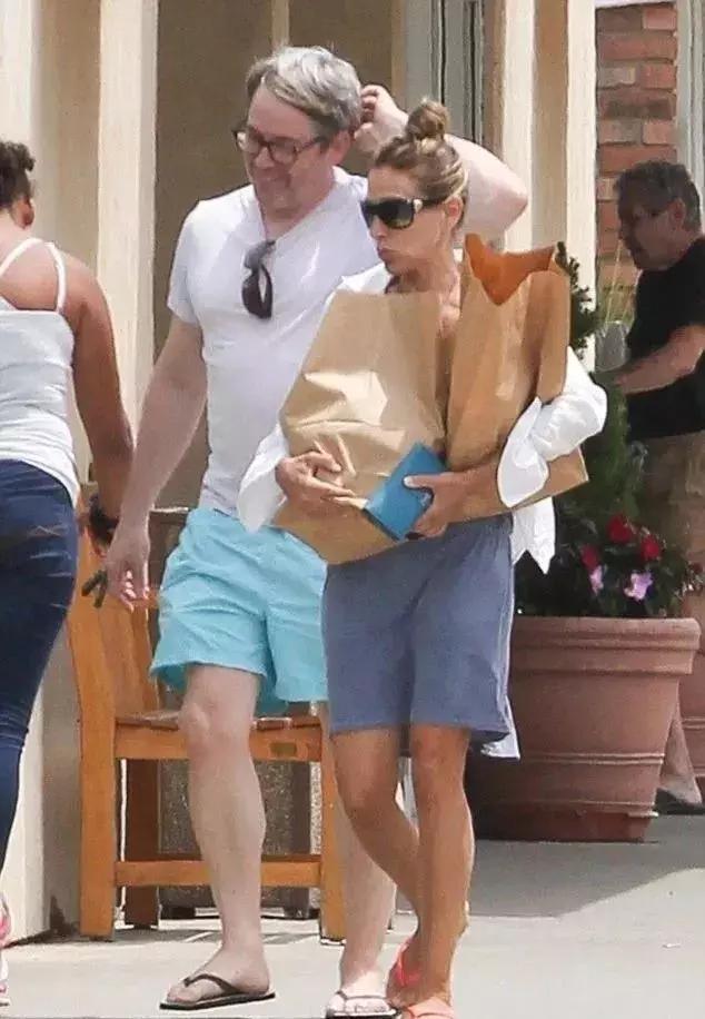 都是鹰钩鼻大美女，都爱过同一些男人，她俩的路怎么就不一样呢？