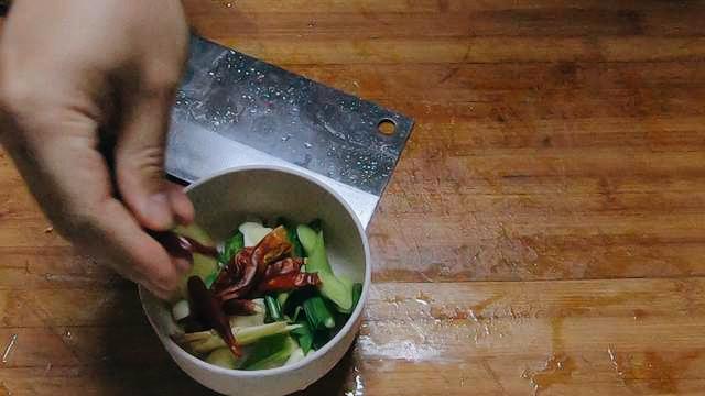 别再吃大盘鸡了！很多吃过的人为啥做不到？试着炒一次，忘掉很难