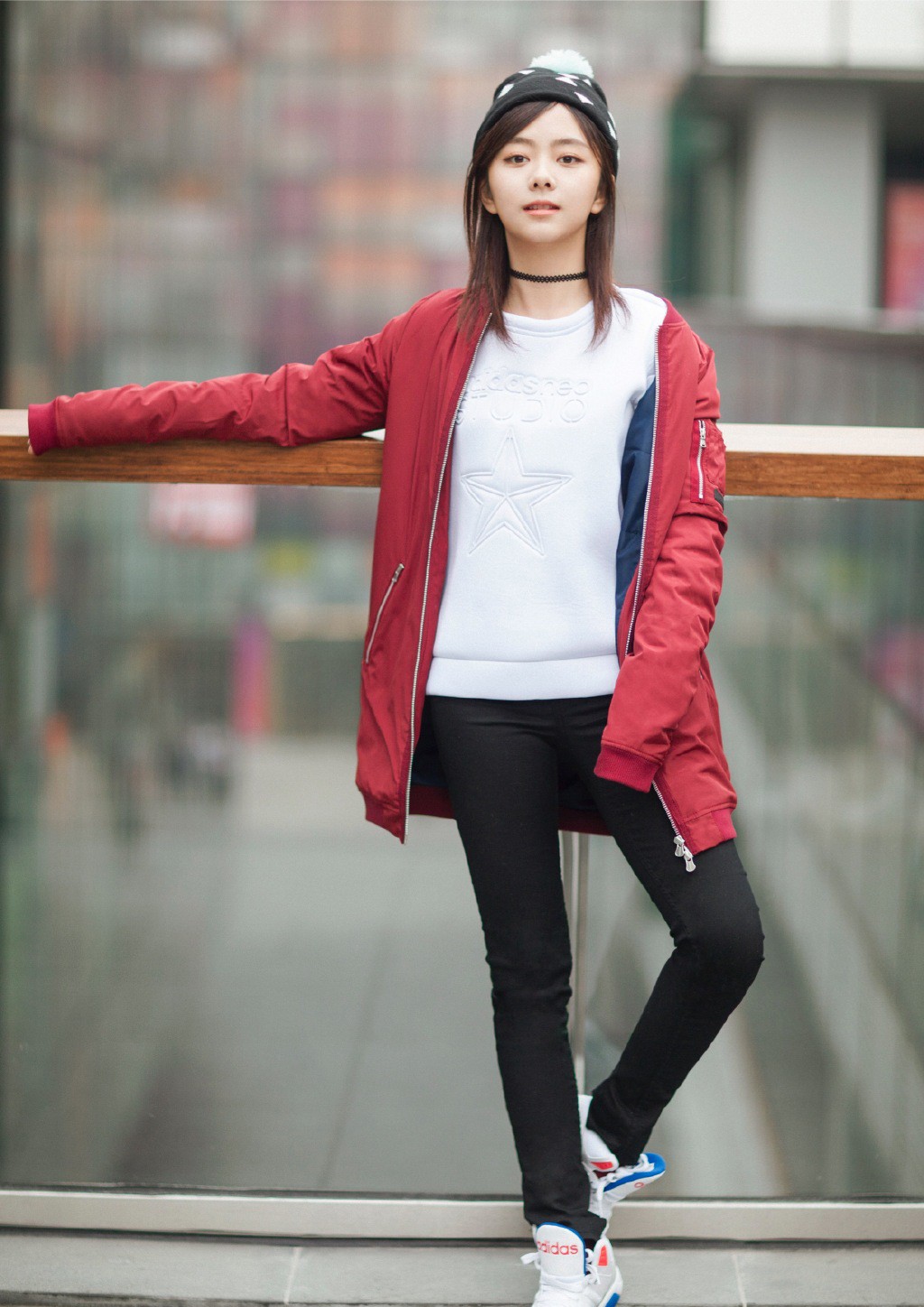 谭松韵针织衫配短裙少女感十足,谭松韵同款衣服卫衣