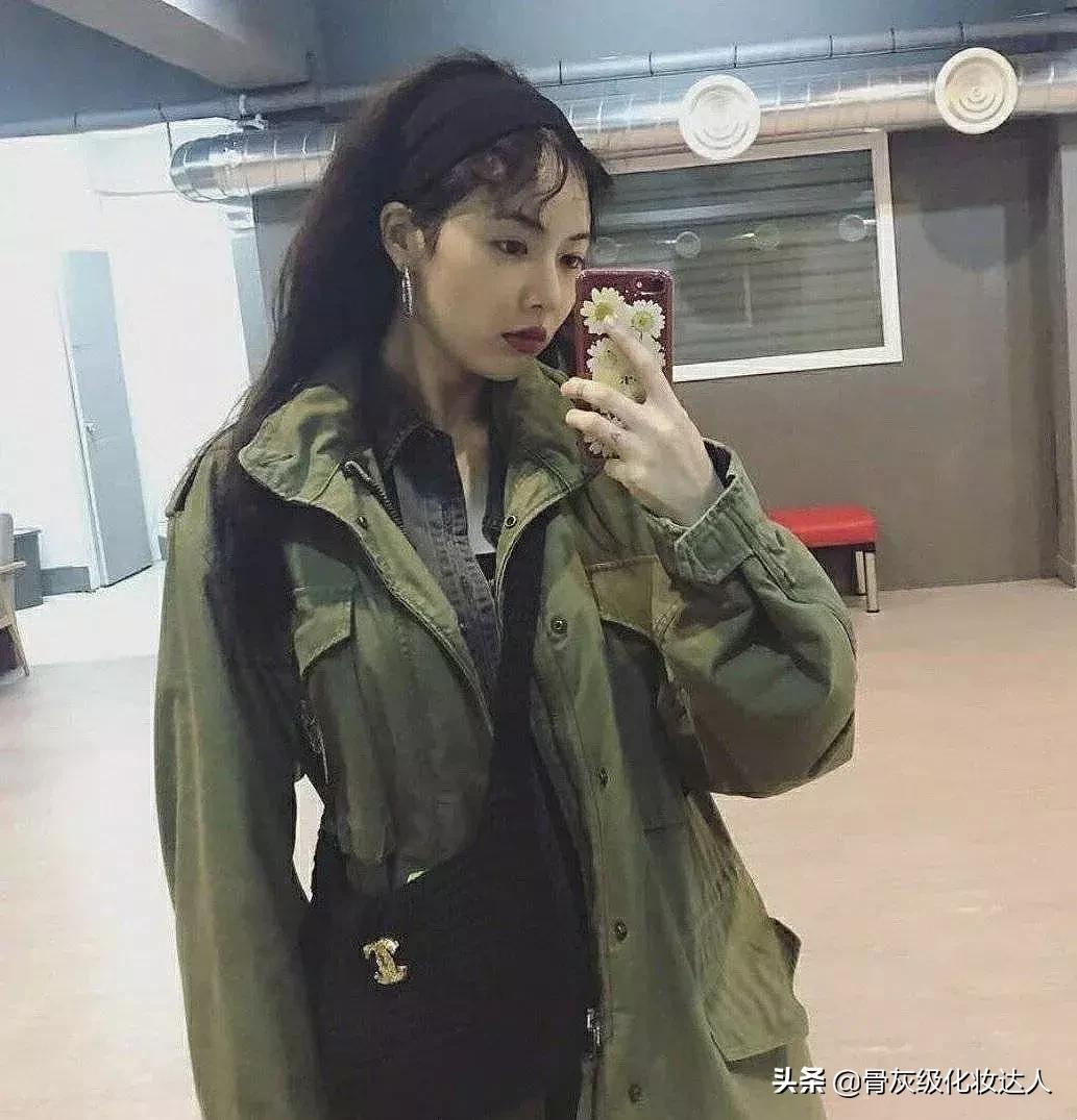 泫雅巅峰时期黑发红唇,泫雅深绿色