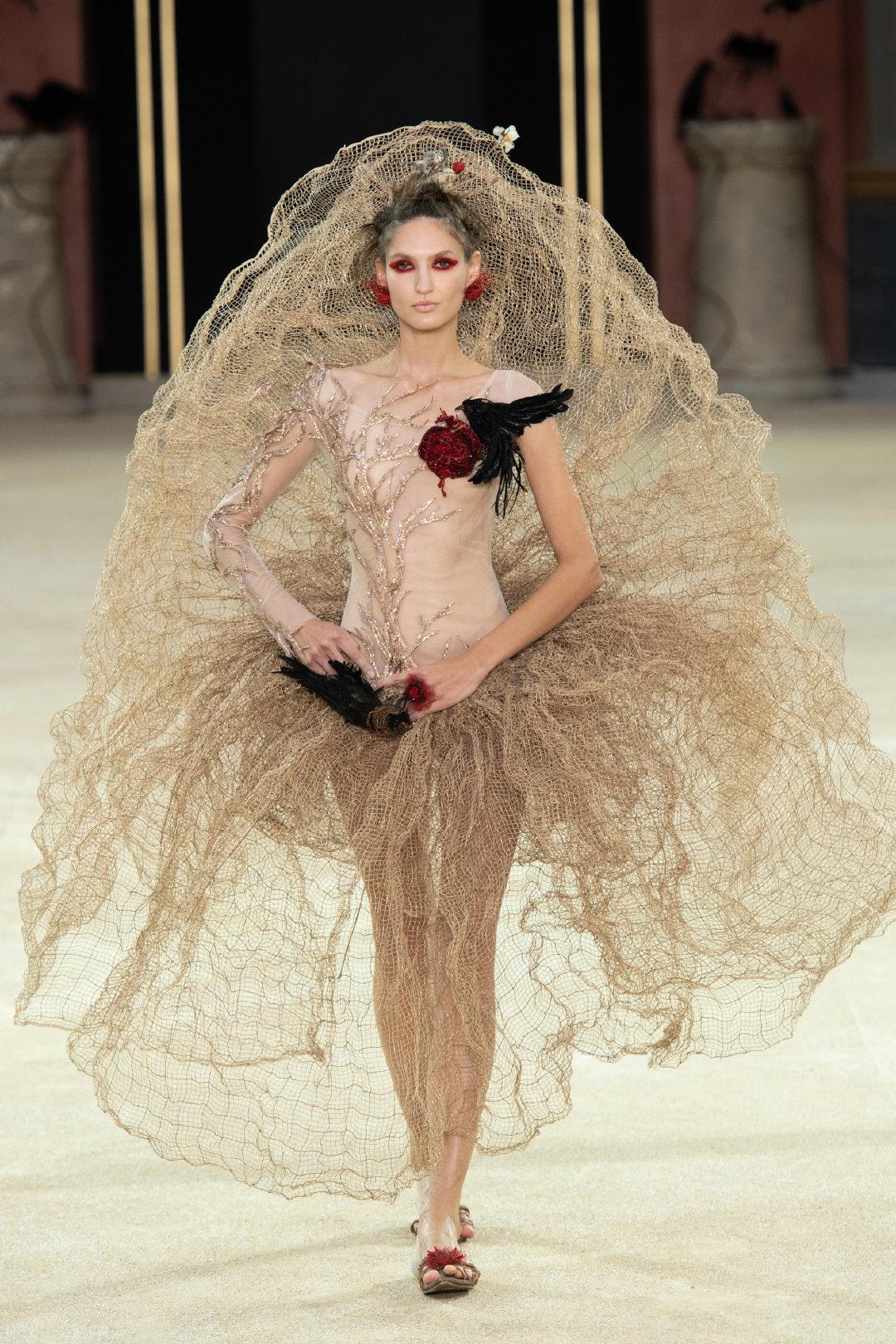 鬼脸连体服做开场,满身绣死亡象征乌鸦,惊悚秀场还是奇葩秀场?