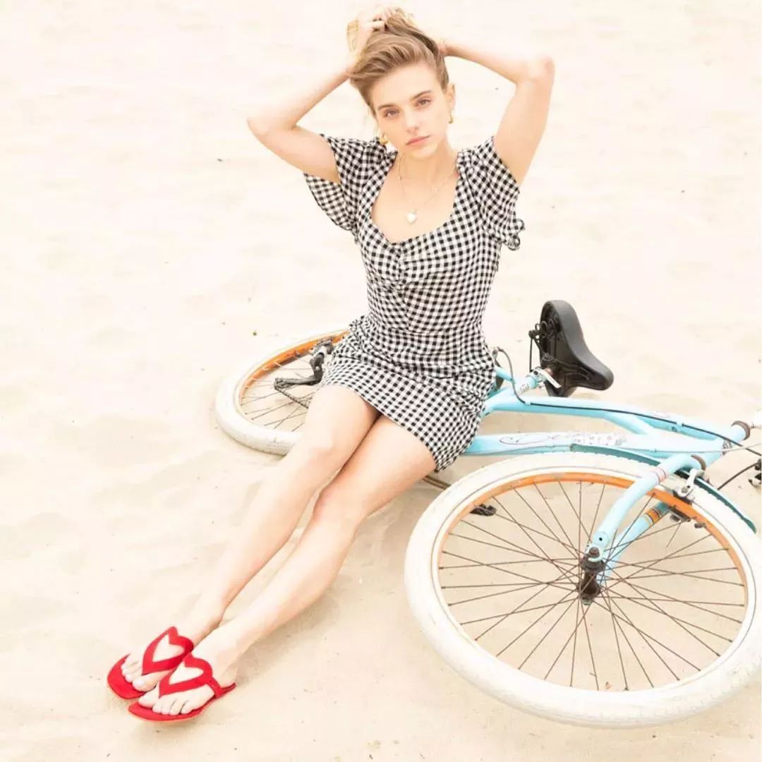 牛油果绿外套搭配什么裙子好看,牛油果绿小裙子配什么衣服好