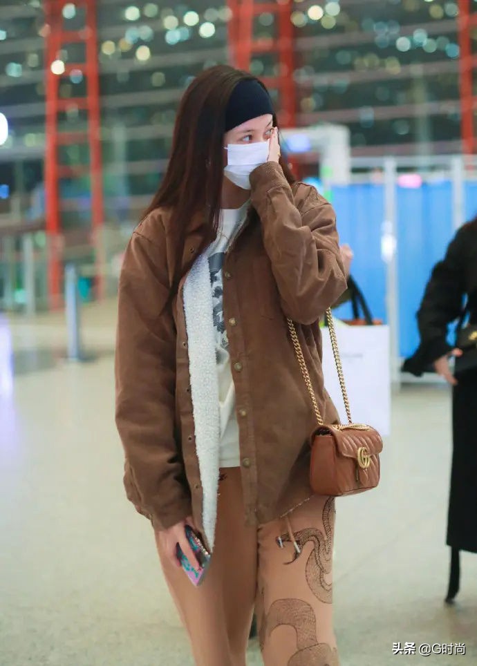 复古风潮来袭这件灯芯绒很火,红色灯芯绒复古风搭配