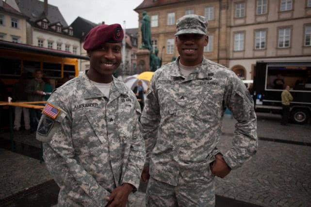 5名恐怖分子买了枪支和*弹炸**，疫情中欲袭击美军，都戴口罩难分辨