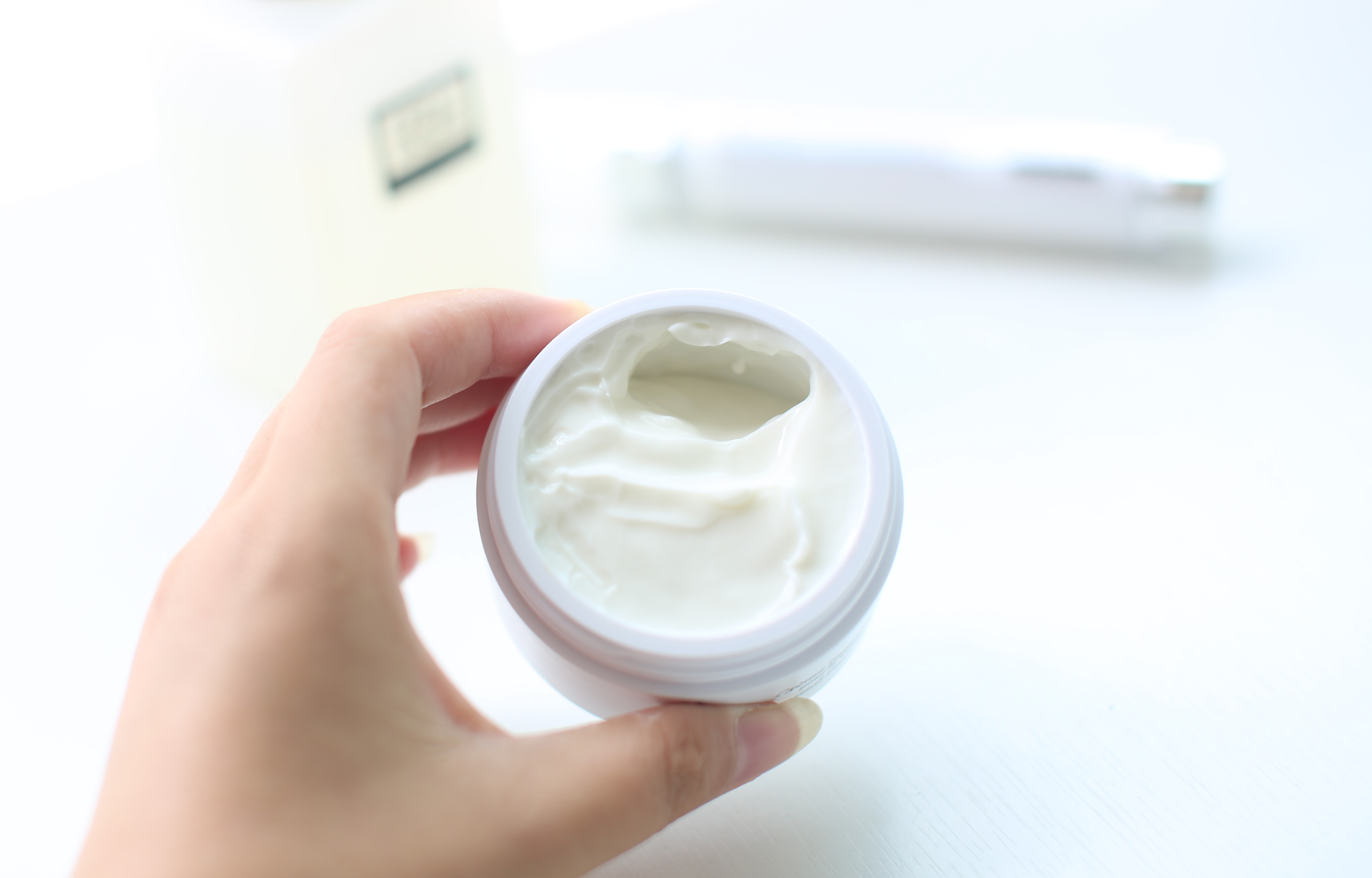 秋天皮肤过敏怎么补水,皮肤过敏还太干燥补水最好的方法