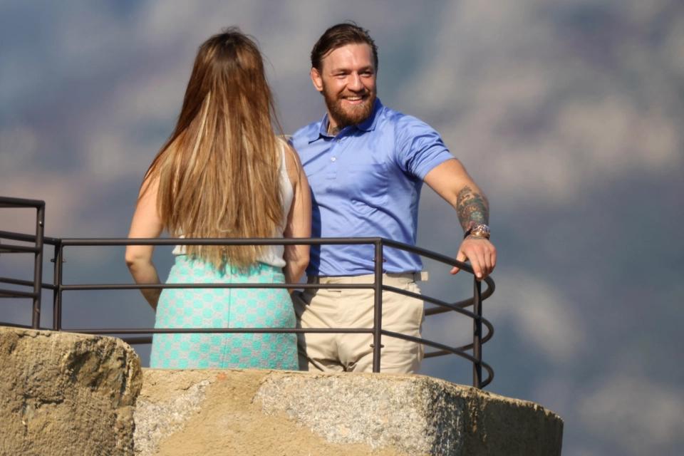 嘴炮和未婚妻公开接吻秀恩爱，骚扰门后依旧亲密，维护好老公人设