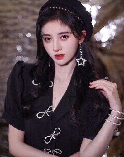 鞠婧祎7300元毛衣是假货？与杨幂撞衫超尴尬！造型师发文道歉