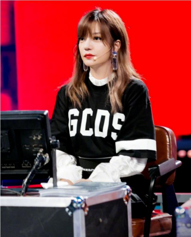 赵薇终于会打扮自己！43岁不过是换了新发色，却比整容还厉害