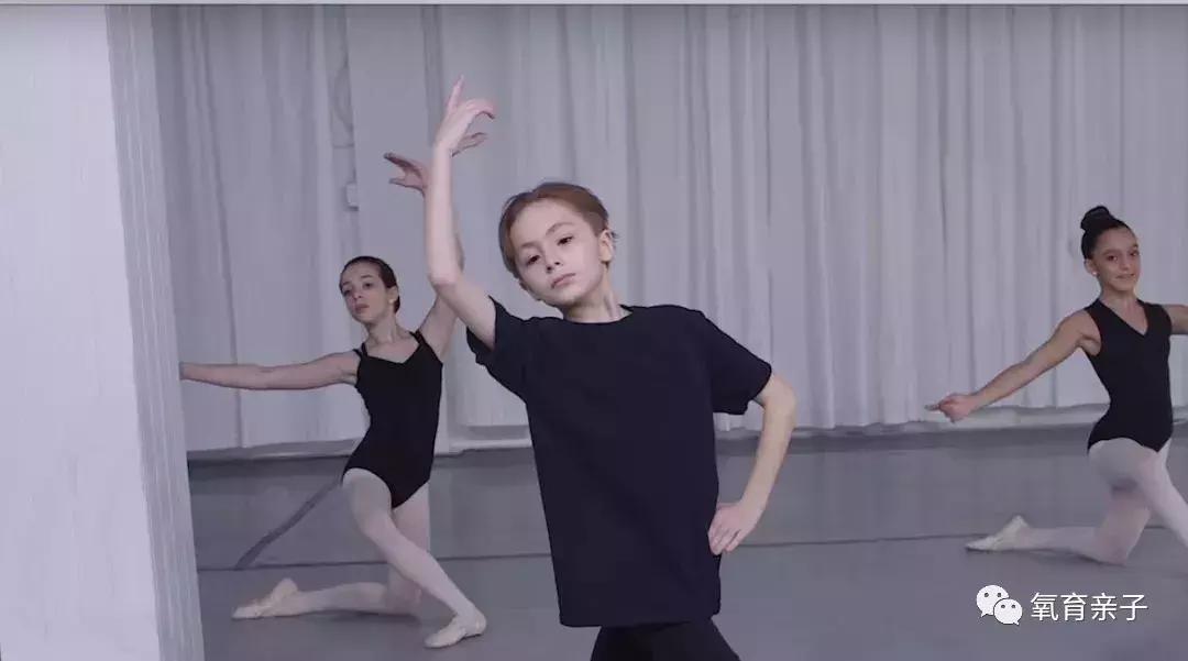 英国王子乔治喜欢芭蕾舞,男孩子也可以跳的爵士舞