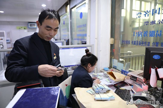 高校学子返乡不用愁 信阳火车站送票进校园（图）