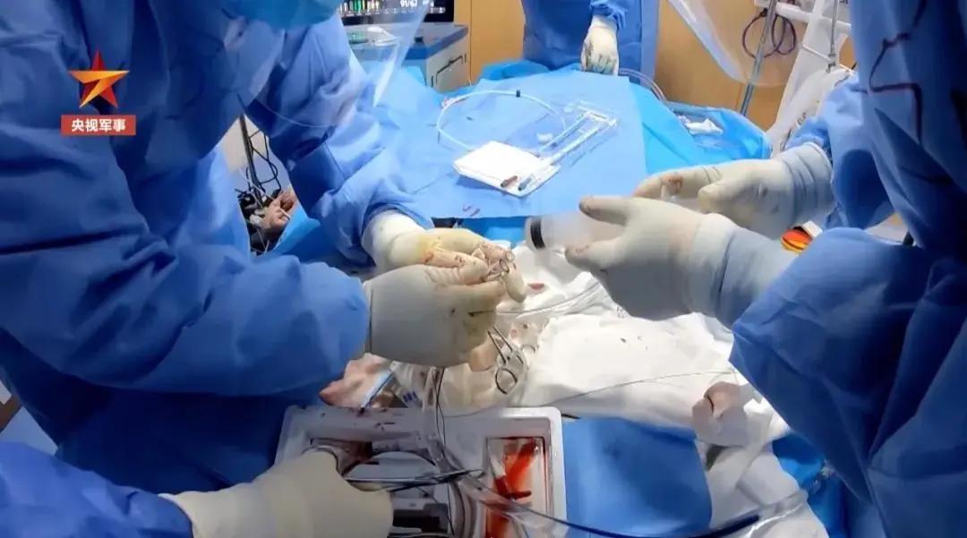 深入“红区”，直击ECMO上机治疗全过程：生死营救5小时，医生跪地抢救…