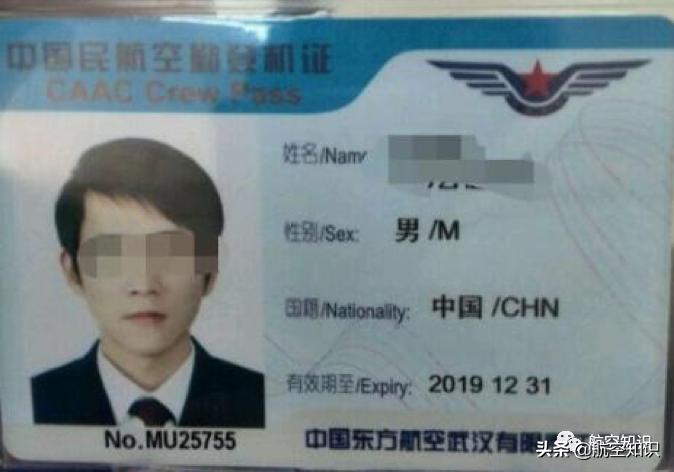 想了解飞行员？可以先从他的包入手