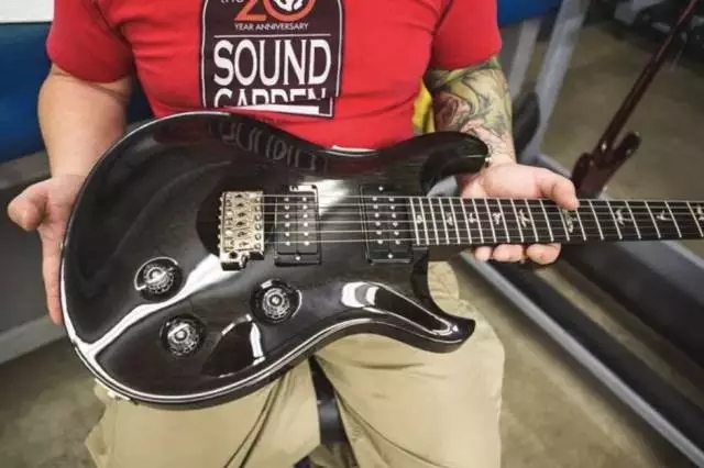 做不成伟大的吉他手，他索性做出世界上最棒的吉他